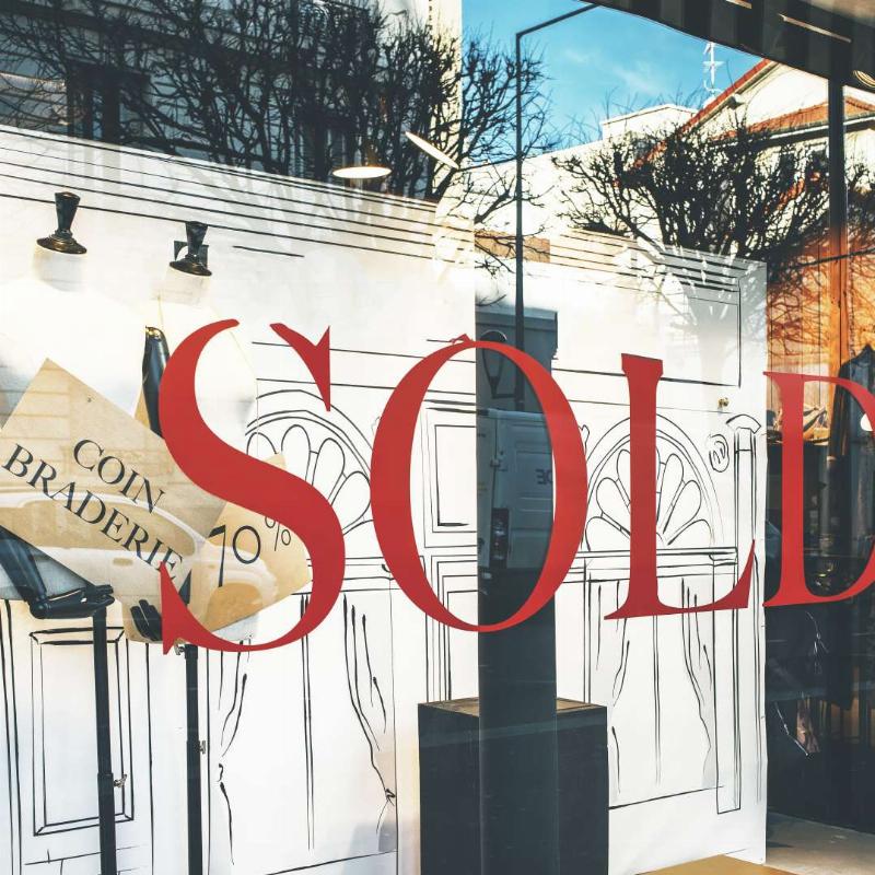 Femmes faisant du shopping lors des soldes d’hiver à Paris, sacs de créateurs, evenement en janvier